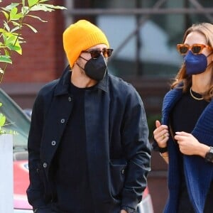 Exclusif - Jake Gyllenhaal et sa compagne Jeanne Cadieu se baladent dans le quartier de Tribeca à New York le 29 septembre 2021. 