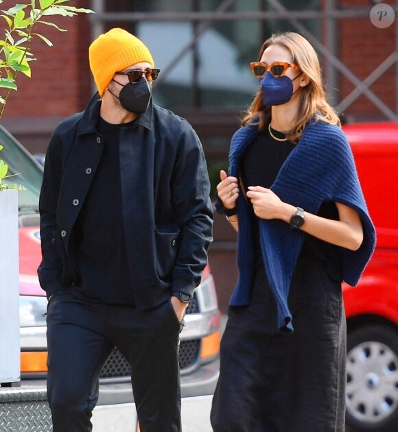 Exclusif - Jake Gyllenhaal et sa compagne Jeanne Cadieu se baladent dans le quartier de Tribeca à New York le 29 septembre 2021. 