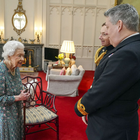 La reine Elisabeth II d'Angleterre en audience avec l'Amiral James Macleod et le Général Eldon Millar au château de Windsor. Le 16 février 2022 