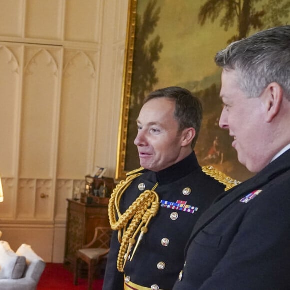 La reine Elisabeth II d'Angleterre en audience avec l'Amiral James Macleod et le Général Eldon Millar au château de Windsor. Le 16 février 2022 