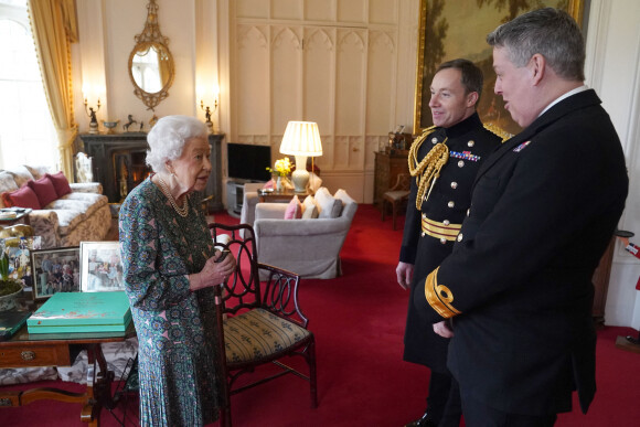 La reine Elisabeth II d'Angleterre en audience avec l'Amiral James Macleod et le Général Eldon Millar au château de Windsor. Le 16 février 2022 