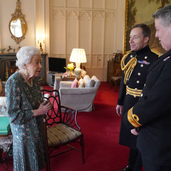 La reine Elisabeth II d'Angleterre en audience avec l'Amiral James Macleod et le Général Eldon Millar au château de Windsor. Le 16 février 2022 
