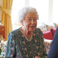 La reine Elizabeth II affaiblie : elle ne peut plus bouger une jambe...