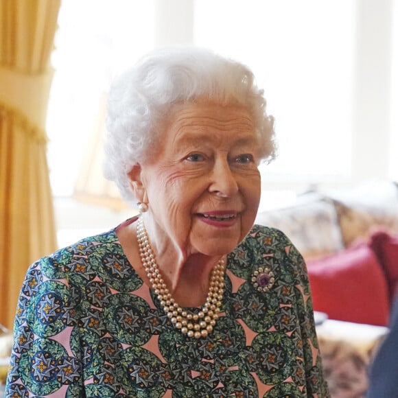 La reine Elisabeth II d'Angleterre en audience au château de Windsor.