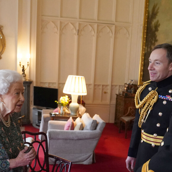 La reine Elisabeth II d'Angleterre en audience avec l'Amiral James Macleod et le Général Eldon Millar au château de Windsor. Le 16 février 2022 