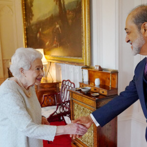 La reine Elisabeth II d'Angleterre reçoit en audience le Sultan d'Oman, Haïtham ben Tariq et sa femme, Ahad bint Abdullah au château de Windsor, le 15 décembre 2021. 