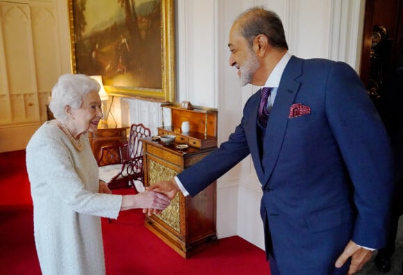 La reine Elisabeth II d'Angleterre reçoit en audience le Sultan d'Oman, Haïtham ben Tariq et sa femme, Ahad bint Abdullah au château de Windsor, le 15 décembre 2021. 