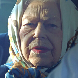 La reine Elisabeth II d'Angleterre conduite autour de sa résidence de Sandringham alors que la souveraine s'est vue préconiser du repos par ses médecins. Le 6 novembre 2021. 