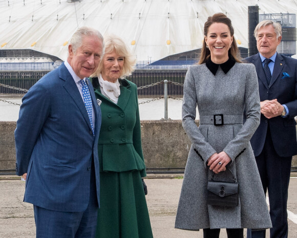 Le prince Charles, prince de Galles, Camilla Parker Bowles, duchesse de Cornouailles, et Catherine (Kate) Middleton, duchesse de Cambridge, arrivent pour une visite à la fondation Trinity Buoy Wharf, un site de formation pour les arts et la culture à Londres, Royaume Uni, le jeudi 3 février 2022. 