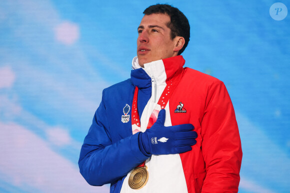 Quentin Fillon Maillet remporte la médaille d'or à l'épreuve de la course contre la montre du biathlon aux Jeux Olympiques d'hiver de Pékin. Le 14 février 2022.