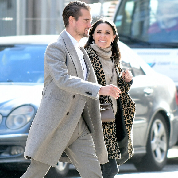 Exclusif - Capucine Anav et son compagnon Victor sont allés choisir leurs alliances pour leur futur mariage, à la bijouterie Galeries Lafayette - Royal Quartz Paris rue Royal à Paris, France, le 7 février 2022.