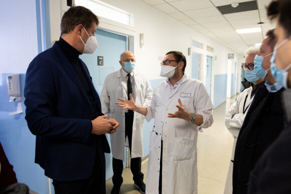 Yannick Jadot discutant avec le médecin urgentiste Mathias Wargon dans l'hôpital Delafontaine à Saint-Denis le 12 janvier 2022