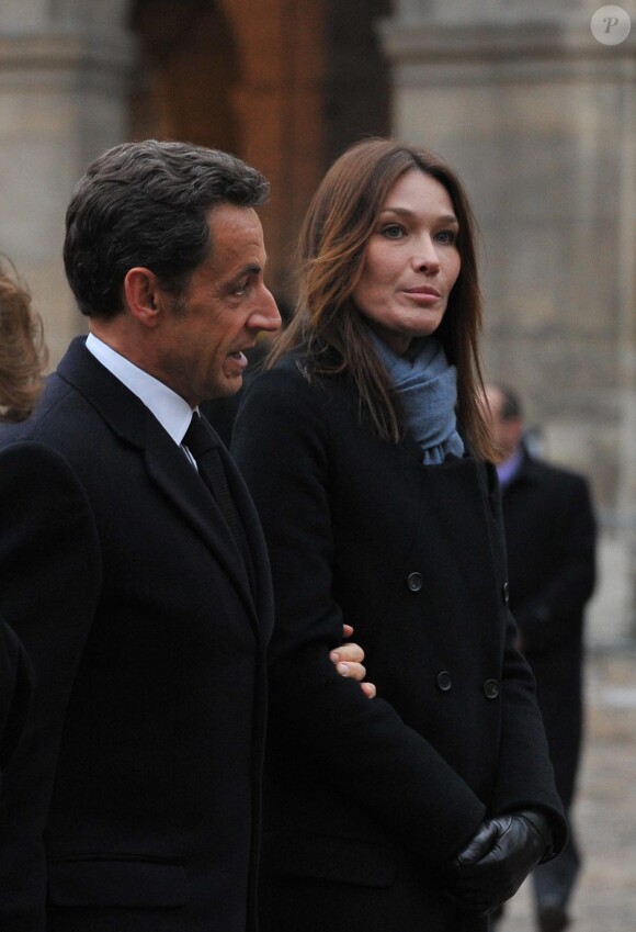 Carla Bruni aux funérailles de Philippe Séguin, élégance suprême même dans de tristes circonstances. Le 11/01/10 à Paris.
