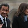 Une allure sobre et chic pour Carla Bruni au côté de Nicolas Sarkozy le 11/01/10 à Paris pour les funérailles de Philippe Séguin.