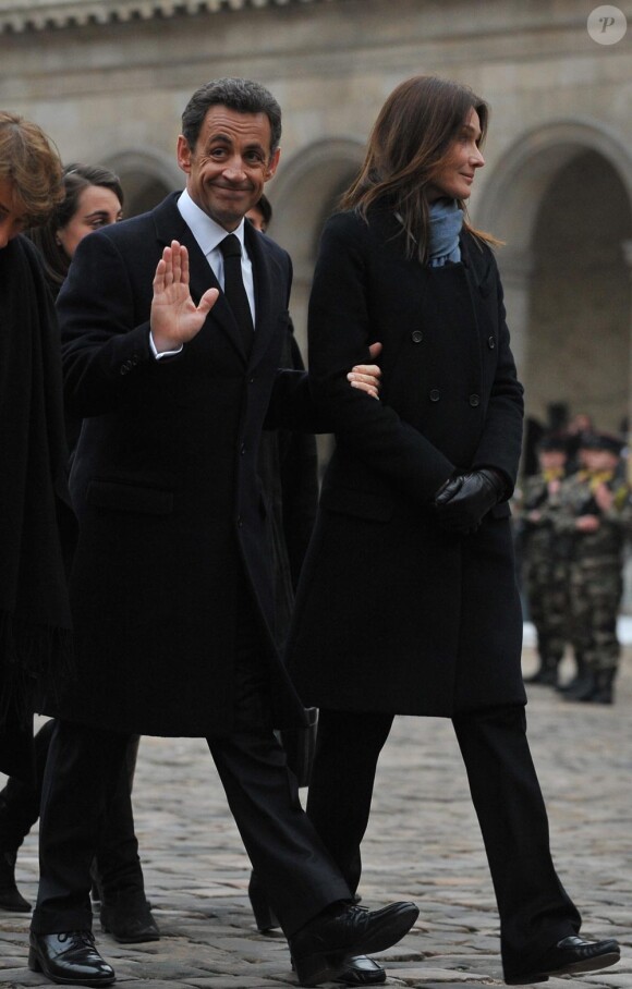 Une allure sobre et chic pour Carla Bruni au côté de Nicolas Sarkozy le 11/01/10 à Paris pour les funérailles de Philippe Séguin.