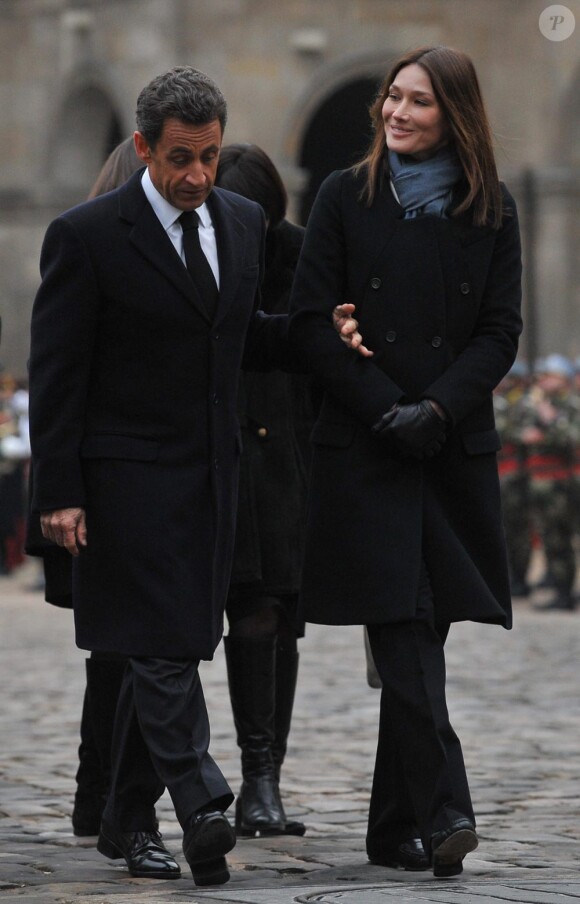 Carla Bruni très digne et Nicolas Sarkozy aux funérailles de Philippe Séguin le 11/01/10 à Paris. 