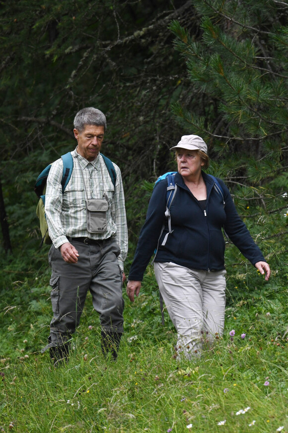 Exclusif - Angela Merkel et son mari Joachim Sauer font une randonnée en montagne lors de leurs vacances à Sulden en Italie le 31 juillet 2019.