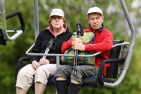 Exclusif - Angela Merkel et son mari Joachim Sauer en vacances sur un télésiège à Sulden en Italie le 30 juillet 2017.