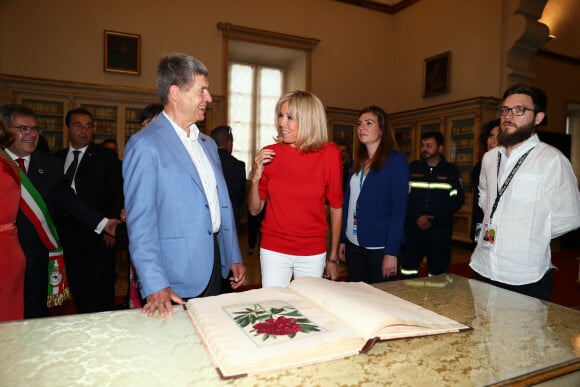 Joachim Sauer, le mari de la chancelière allemande Angela Merkel et Brigitte Macron, femme du président français Emmanuel Macron - Les conjoints des chefs d'États du G7 en visite à la bibliothèque de Catane en Sicile le 26 mai 2017