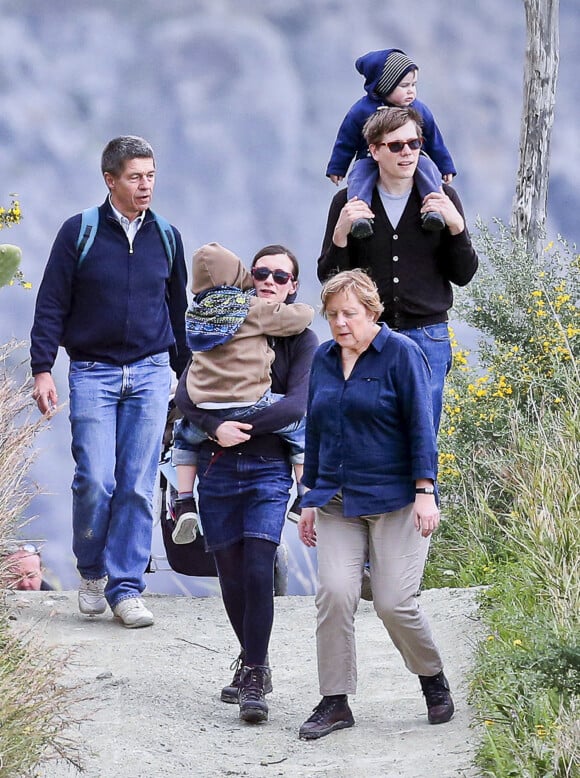 Angela Merkel et son époux Joachim Sauer en vacances en famille à Naples en Italie le 1er avril 2013.