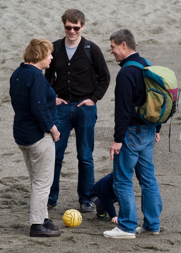 Angela Merkel et son époux Joachim Sauer en vacances en famille à Naples en Italie le 31 mars 2013.
