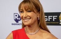 Jane Seymour : Epaule nue et robe moulante, l'actrice de 71 ans est une beauté éternelle