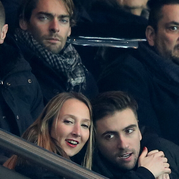 Audrey Lamy et son compagnon Thomas Sabatier - People au match de Ligue des Champions Psg - Ludogorets au Parc des Princes à Paris le 6 décembre 2016. Tenu en échec par Ludogorets (2-2), le PSG laisse la première place ... © Cyril Moreau/Bestimage 