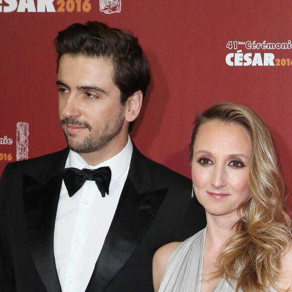 Audrey Lamy enceinte et son compagnon Thomas Sabatier - Photocall lors de la 41ème cérémonie des Cesar au théâtre du Châtelet à Paris, le 26 février 2016. © Borde-Jacovides/Bestimage 