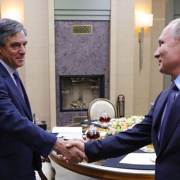 François Fillon reçu par Vladimir Poutine à la résidence Novo-Ogaryovo à Moscou. Le 5 décembre 2018  MOSCOW REGION, RUSSIA - DECEMBER 5, 2018: Francois Fillon (L), former prime minister of France, and Russia's President Vladimir Putin shake hands during a meeting at Novo-Ogaryovo residence. 