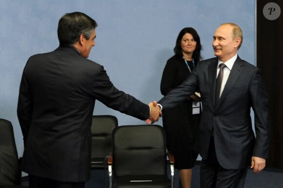 Le président russe Vladimir Poutine reçoit François Fillon lors du 19ème Forum Economique intitulé "Il est temps d'agir : Chemis partagés entre Stabilité et Croissance" à Saint-Pétersbourg, le 19 juin 2015. 
