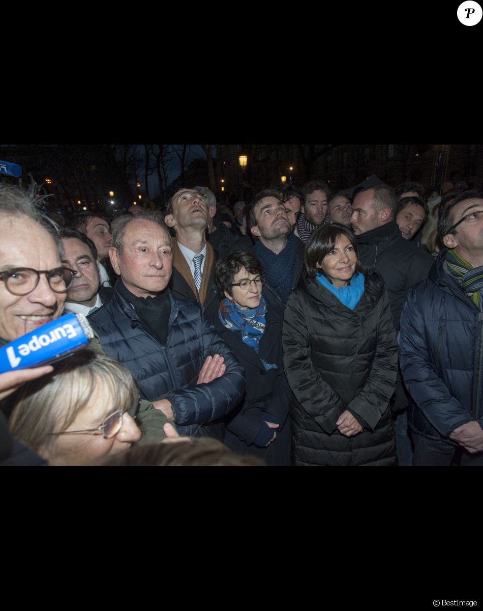 Bertrand Delanoë, Dominique Versini, Anne Hidalgo, François Vauglin (maire du XIe arrondissement de Paris), Bruno Julliard - Anne Hidalgo, maire de Paris, lors de l'illumination du chêne du souvenir et de la statue de Marianne dans le cadre de l'hommage rendu aux victimes des attentats de janvier et de novembre 2015, place de la République à Paris, le 10 janvier 2016. © Pierre Perusseau/Bestimage