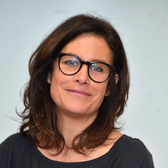 Astrid Veillon participe à la campagne "Lecture pour tous" au collège Ségurane à Nice le 6 février 2017. Pendant 3 jours dans les écoles de Nice, l'actrice française Astrid Veillon participe à la lutte contre l'illettrisme dans le cadre du programme 'Lecture pour Tous'. Cette initiative mise en place par l'écrivain journaliste Raoul Mille, conseiller municipal, et décédé en juin 2012, consiste à inviter des auteurs afin qu'ils sensibilisent les élèves d'écoles primaires et de collèges à l'importance de la lecture en leur racontant leurs parcours. Pendant une heure, Astrid Veillon prend la place du professeur et discute avec les élèves autour du livre d'Antoine Leiris : "Vous n'aurez pas ma haine", que les élèves ont étudié en français. Une discussion sur la tolérance, l'amour, la peine... Astrid Veillon parle aussi de son enfance, de sa scolarité plutôt chaotique, de ses débuts, son évolution, mais aussi des humiliations qu'elle a subi à cause de son manque de culture. Elle leurs explique qu'elle s'est décidée à lire à l'âge de 22 ans pour ne plus jamais arrêter. En 2004, elle s'essaye à l'écriture et écrit une pièce de théâtre 'La salle de bain' qui deviendra un succès. Encouragée par cette première expérience, elle sort son premier roman en 2008 : "Pourras-tu me pardonner ?", puis elle tombe enceinte et écrit son seconde ouvrage "Neuf mois dans la vie d'une femme". Un troisième roman est en préparation. A partir du mois de mars on retrouvera Astrid Veillon dans un téléfilm sur France 3. Toujours sur France 3, elle sera l'héroïne de 12 épisodes d'une nouvelle série : "Tandem" dont un pilote avait été diffusé le 29 mars 2016. Astrid et Stéphane, divorcés à l'écran mais partenaire au sein de la Brigade Criminelle où Léa Soler (Astrid Veillon) a le grade de commandant tandis que son ex mari, Paul Marchal est capitaine. © Bruno Bebert / Bestimage