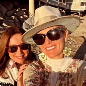 Laeticia Hallyday et Elsa Zylberstein à Malibu, le 6 février 2022.