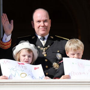 Le prince Albert II de Monaco et ses enfants, Jacques et Gabriella,  au balcon du palais lors de la fête nationale de Monaco, le 19 novembre 2021. © Bebert-Jacovides/Bestimage