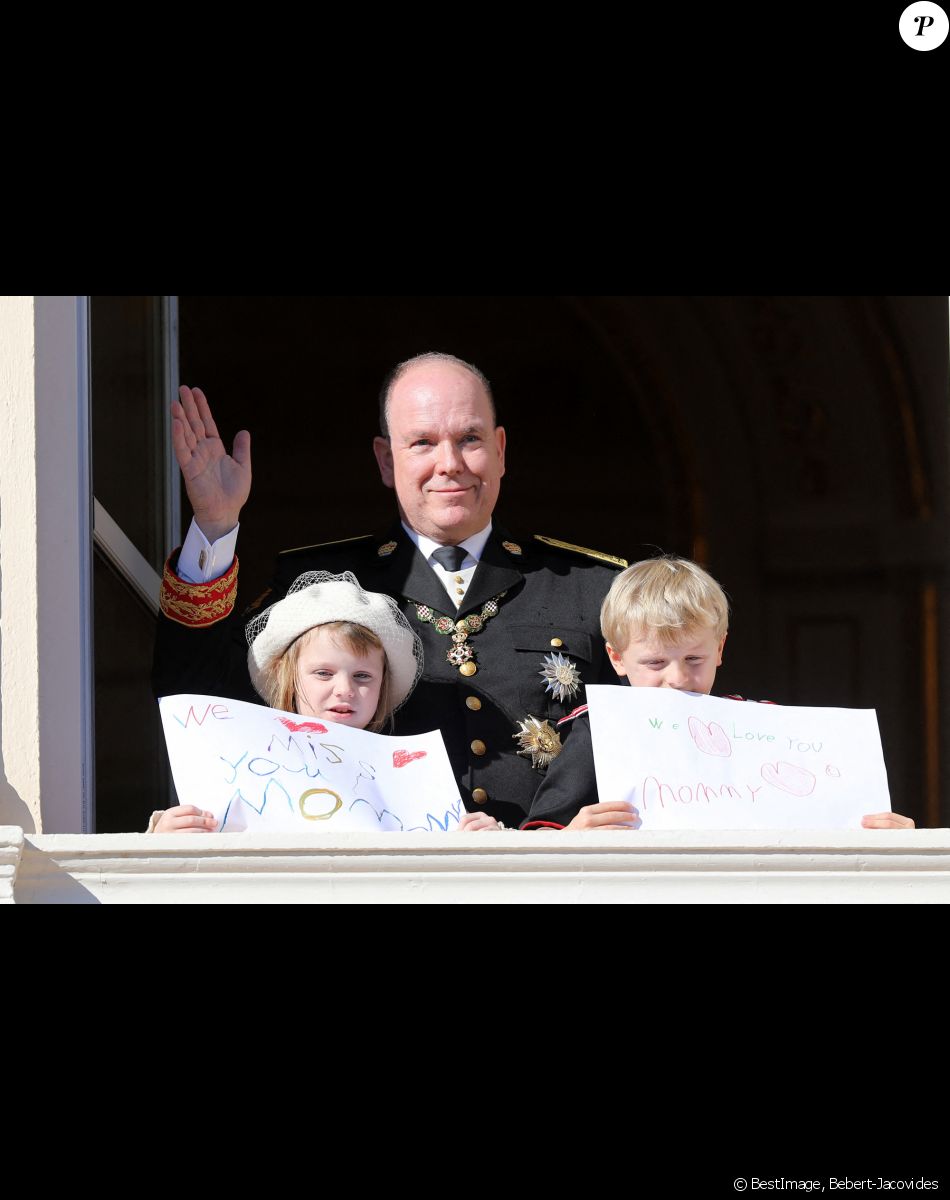 Le prince Albert II de Monaco et ses enfants, Jacques et Gabriella, au balcon du palais lors de la fête nationale de Monaco, le 19 novembre 2021. © Bebert-Jacovides/Bestimage
