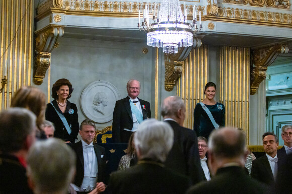 La reine Silvia, Le roi Carl XVI Gustav et La princesse Victoria de Suède - La famille royale suédoise assiste à la grande cérémonie annuelle de l'Académie suédoise dans l'ancien bâtiment de la Bourse de Stockholm, le 20 décembre 2021.