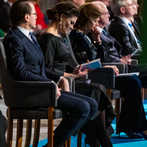 Le roi Carl XVI Gustav de Suède, la reine Silvia de Suède, la princesse Victoria de Suède et le prince Daniel de Suède - Remise des prix Nobel 2021 à l'hôtel de ville de Stockholm, Suède, le 10 décembre 2021.