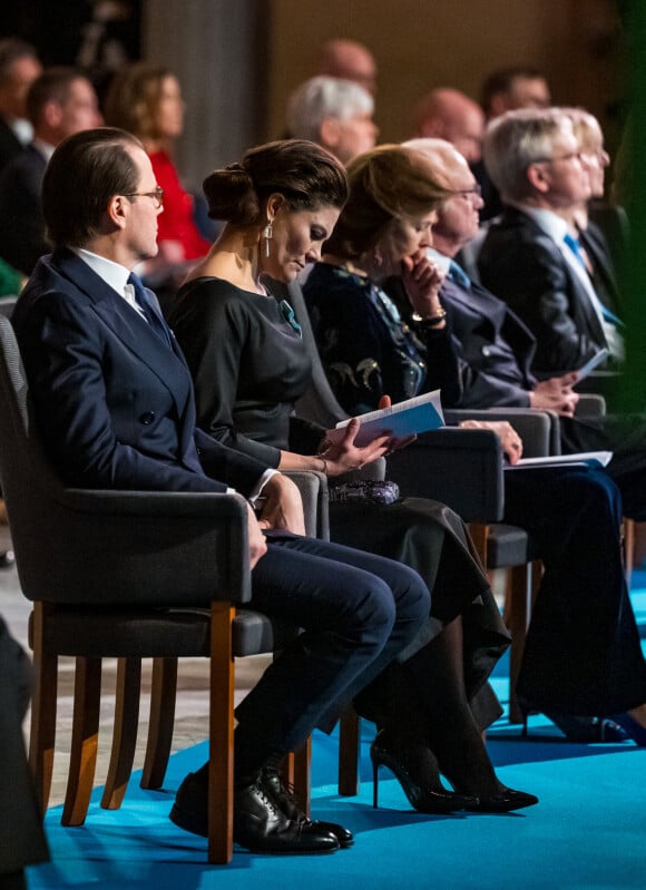Le roi Carl XVI Gustav de Suède, la reine Silvia de Suède, la princesse Victoria de Suède et le prince Daniel de Suède - Remise des prix Nobel 2021 à l'hôtel de ville de Stockholm, Suède, le 10 décembre 2021.