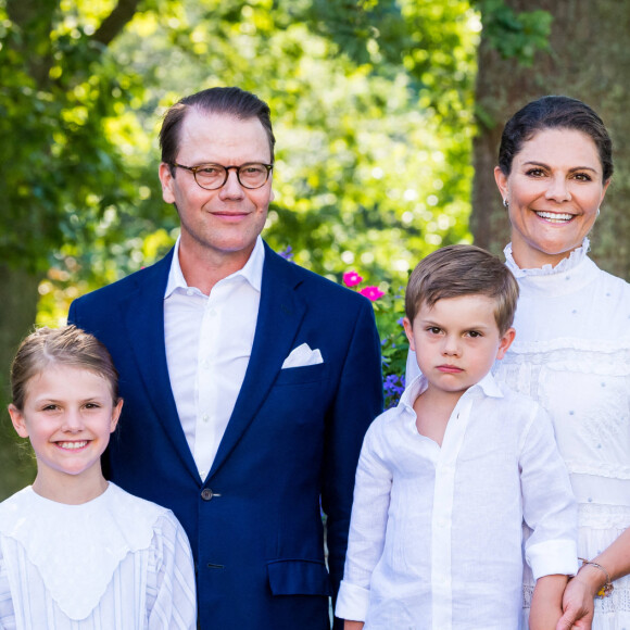 La princesse Victoria, le prince Daniel, la princesse Estelle et le prince Oscar de Suède lors des célébrations de la fête de Victoria au palais de Solliden à Oeland, Suède, le 14 juillet 2021.