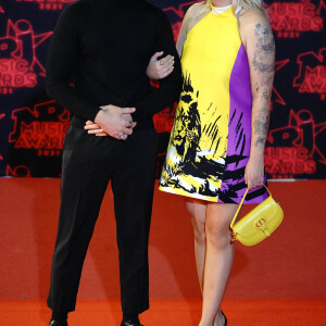 Florian Rossi et sa compagne Louane Emera lors de la 23ème édition des NRJ Music Awards 2021 au Palais des Festivals de Cannes, le 20 novembre 2021. 