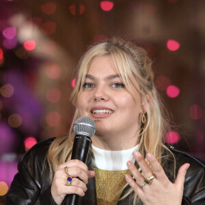 Louane Emera - Lancement de "1,2,3... Noël" lors de l'inauguration des vitrines et du sapin de Noël 2021 des Galeries Lafayette Haussmann 2021 à Paris. Le 17 novembre 2021