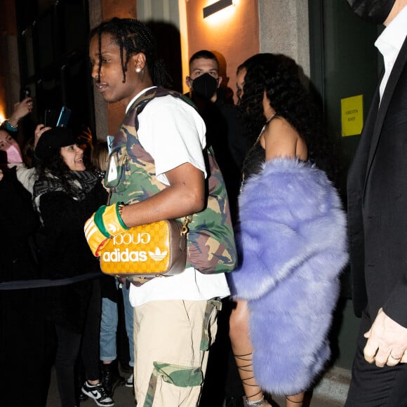 Rihanna enceinte et son compagnon Asap Rocky quittent l'hôtel Four Seasons pour se rendre à la soirée Gucci en marge de la fashion week à Milan le 25 février 2022. Asap Rocky porte la nouvelle collection GucciXAdidas présentée à Milan. © Tiziano Da Silva/Bestimage 