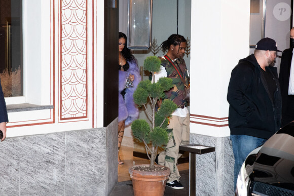 Rihanna enceinte et son compagnon Asap Rocky quittent l'hôtel Four Seasons pour se rendre à la soirée Gucci en marge de la fashion week à Milan le 25 février 2022. Asap Rocky porte la nouvelle collection GucciXAdidas présentée à Milan. © Tiziano Da Silva/Bestimage 