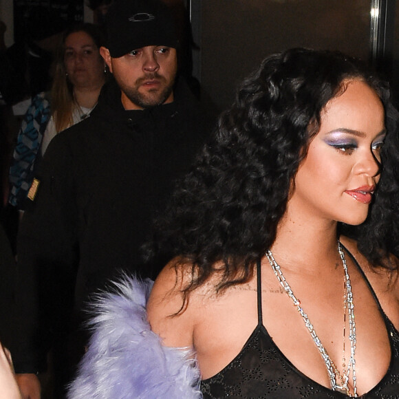Rihanna enceinte et son compagnon Asap Rocky quittent la soirée du défilé Gucci en marge de la fashion week à Milan le 25 février 2022. 