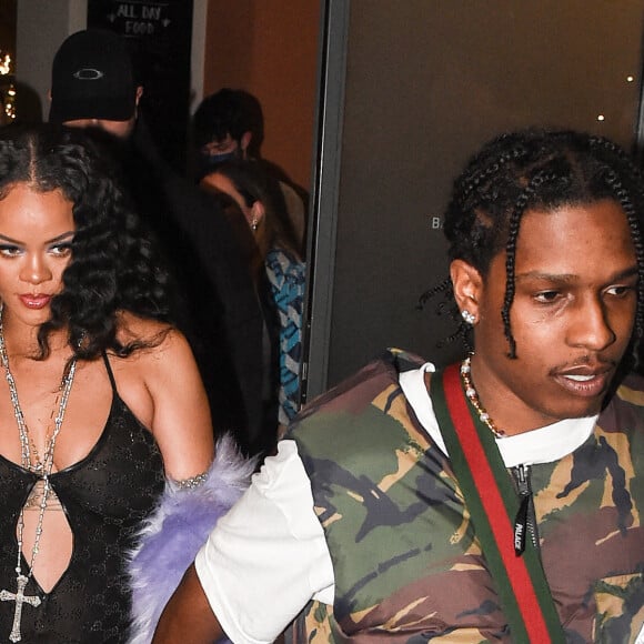 Rihanna enceinte et son compagnon Asap Rocky quittent la soirée du défilé Gucci en marge de la fashion week à Milan le 25 février 2022. 