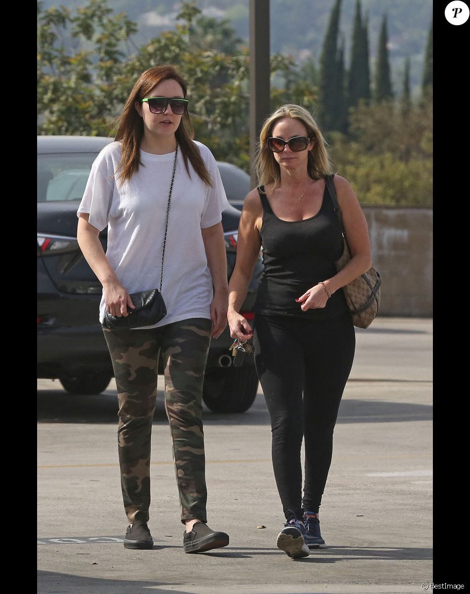 Amanda Bynes avec cicatrices le long de son bras droit pendant son shopping avec des amis à Los Angeles, Californie, Etats-Unis, le 17 mars 2017.