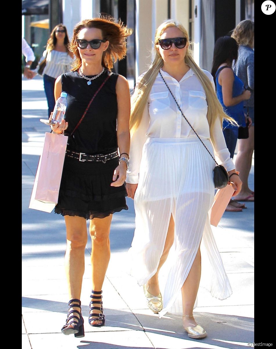 Exclusif - Amanda Bynes fait du shopping avec une amie sur Rodeo Drive à Los Angeles, Californie, Etats-Unis, le 22 juin 2017.