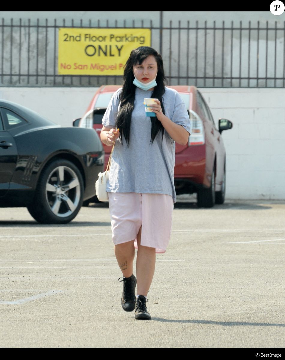 Exclusif - Amanda Bynes et son compagnon Paul Michael se promènent dans les rues de Los Angeles le 25 septembre 2021.