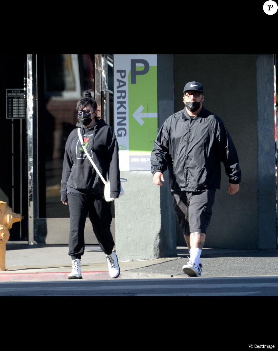 Exclusif - Amanda Bynes et son compagnon Paul Michael se promènent sur Hollywood Blvd à Los Angeles, Californie, Etats-Unis, le 18 octobre 2021.