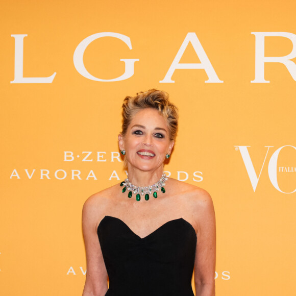 Sharon Stone assiste à la cérémonie des "Bulgari BZero1 Aurora Awards" à Milan, le 27 février 2022.